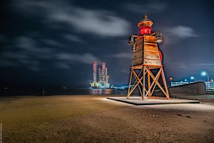 Fyrtårn ved Trafikhavnen i Esbjerg, hvor borerig ligger bagved