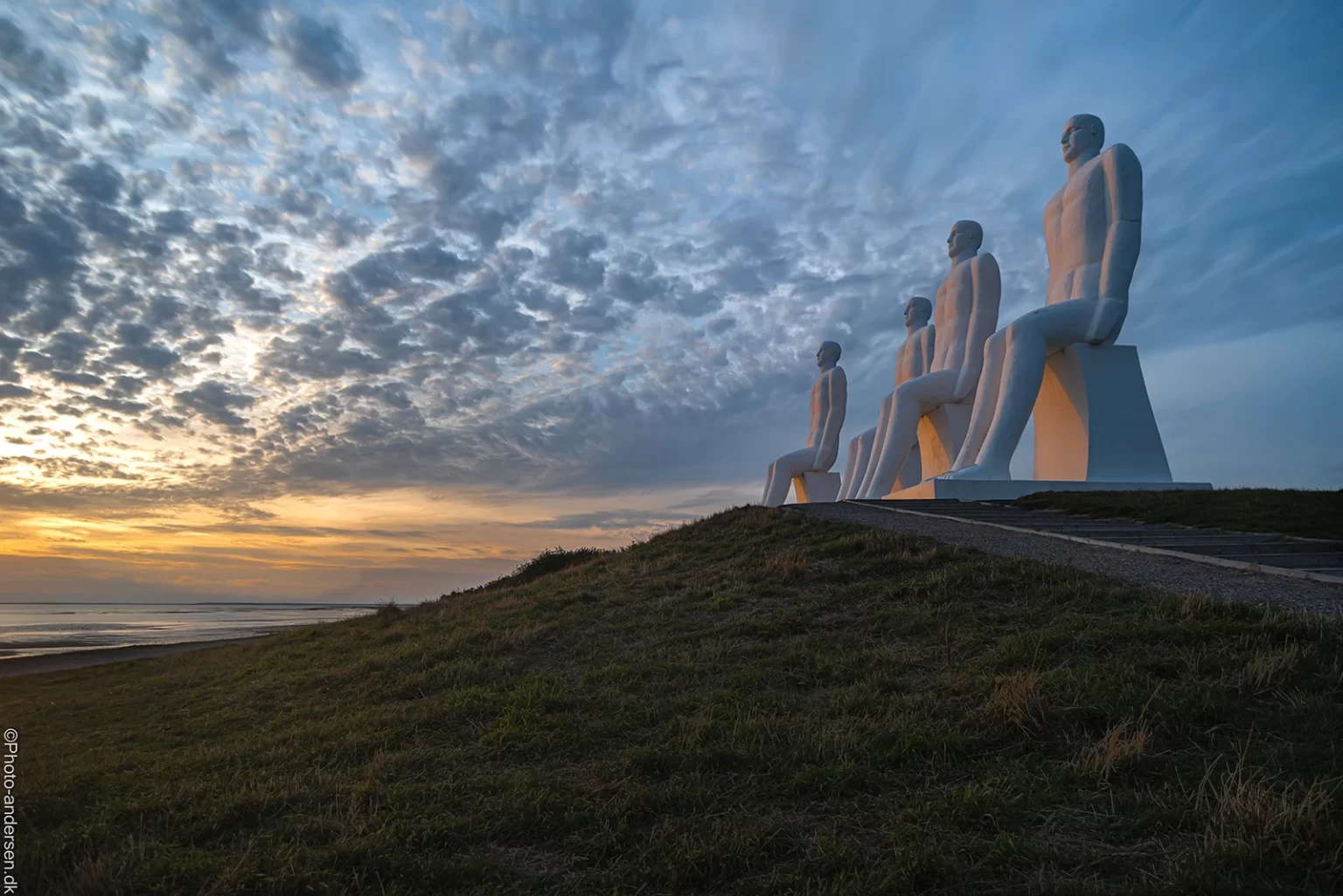 I folkemunde ofte kaldet De 4 hvide mænd, er en 9 meter høj skulptur i hvid beton, udført af billedhuggeren, maleren og grafikeren Svend Wiig Hansen. Den er placeret nord for Esbjerg ved Sædding Strand. Placeringen lige overfor Fiskeri- og Søfartsmuseet, en af områdets store turistattraktioner, gør at den får stor eksponering, og er blevet et kendt vartegn for Esbjerg