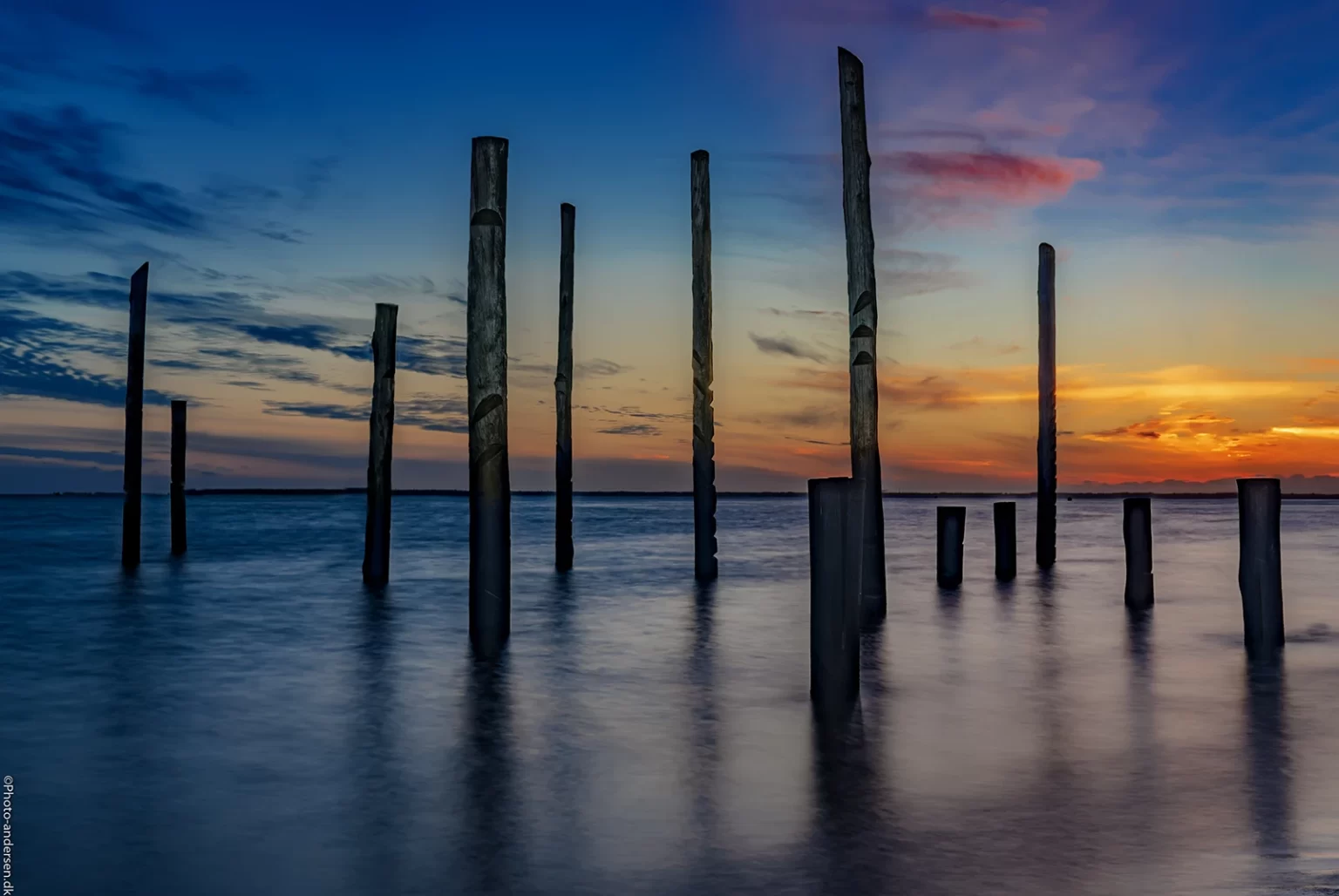 Hjerting pælene i solnedgangen ved Hjerting