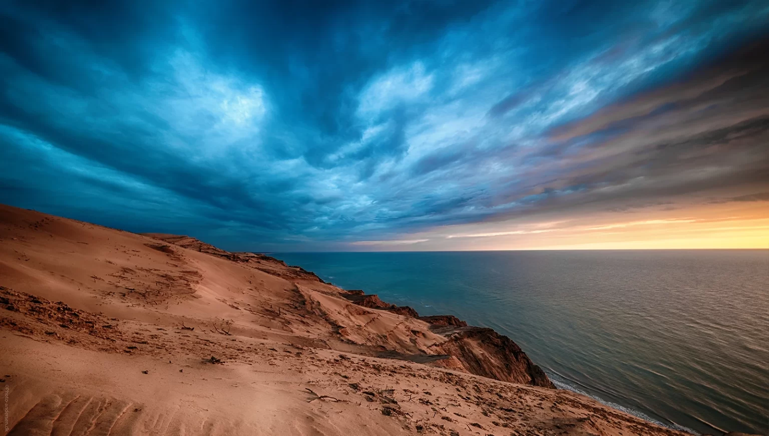 Strandklitterne nær Rubjerg Knude Fyr er en naturskøn og imponerende kystlinje i Nordjylland, Danmark.