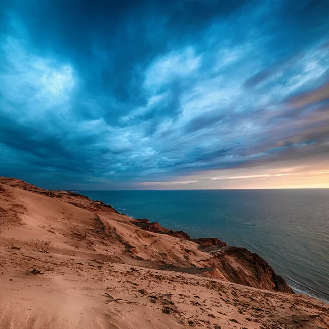 Strandklitterne nær Rubjerg Knude Fyr er en naturskøn og imponerende kystlinje i Nordjylland, Danmark.