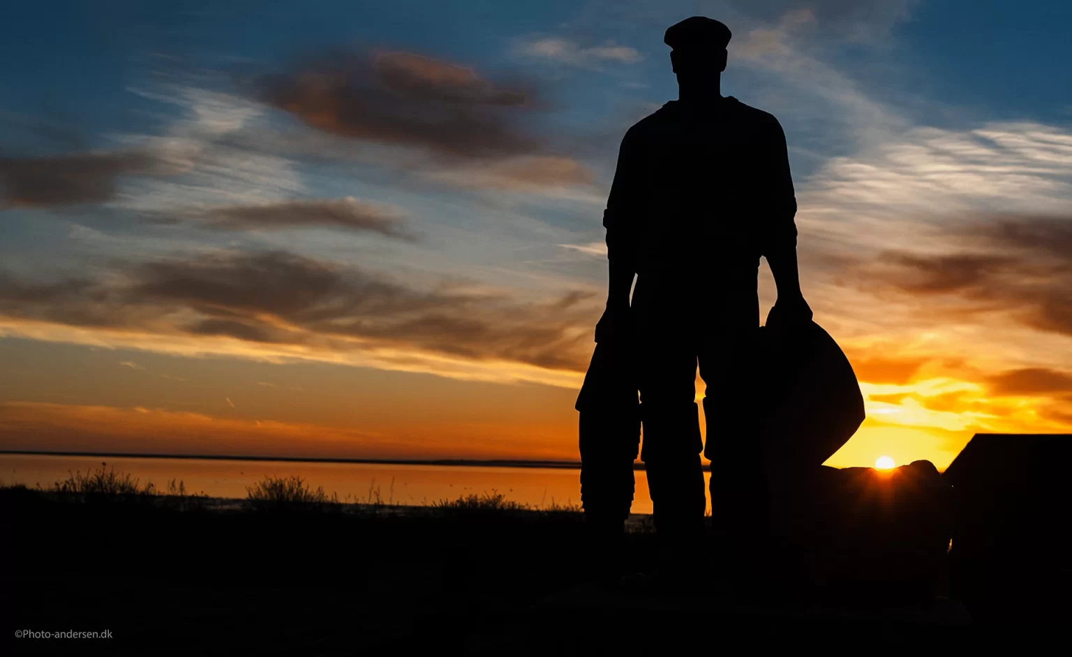 Hjerting fiskeren i solnedgangen, hvor solen lagde sig i kurven.
