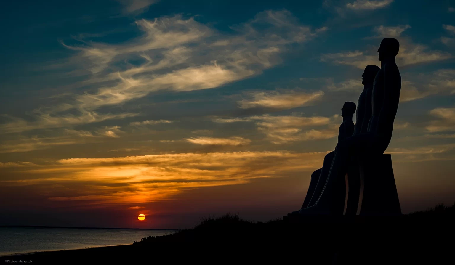 Mennesket ved havet i solnedgang, ved Esbjerg, Danmark
