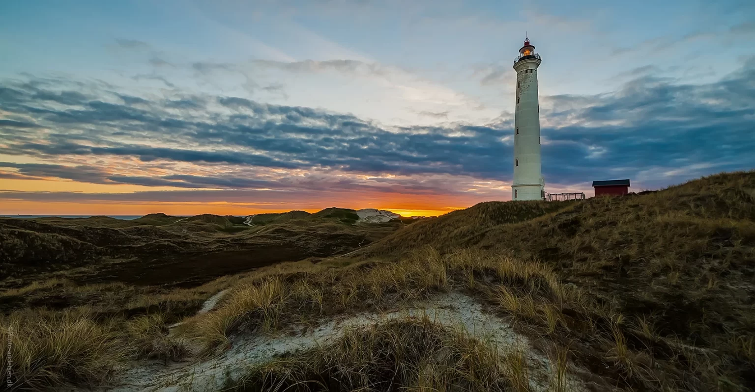 Nørre Lyngvig Fyr er en berømt fyr beliggende nær Hvide Sande, som er en kystby i Vestjylland, Danmark. Fyret er en populær turistattraktion og et ikonisk vartegn i området. Nørre Lyngvig Fyr blev opført i 1906 og er et af de højeste fyr i Danmark. Det står på den høje klit Nørre Lyngvig KlitNørre Lyngvig Fyr er en berømt fyr beliggende nær Hvide Sande, som er en kystby i Vestjylland, Danmark.