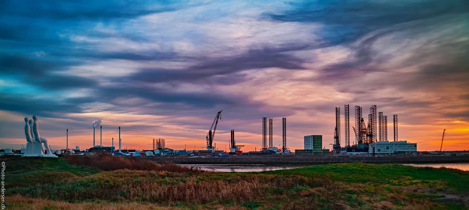 Esbjerg strand, ved mennesket ved havet, hvor man kan se de mange borrige, Esbjerg brygge i solnedgangens skær
