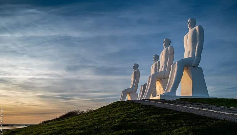 I folkemunde ofte kaldet De 4 hvide mænd, er en 9 meter høj skulptur i hvid beton, udført af billedhuggeren, maleren og grafikeren Svend Wiig Hansen. Den er placeret nord for Esbjerg ved Sædding Strand. Placeringen lige overfor Fiskeri- og Søfartsmuseet, en af områdets store turistattraktioner, gør at den får stor eksponering, og er blevet et kendt vartegn for Esbjerg