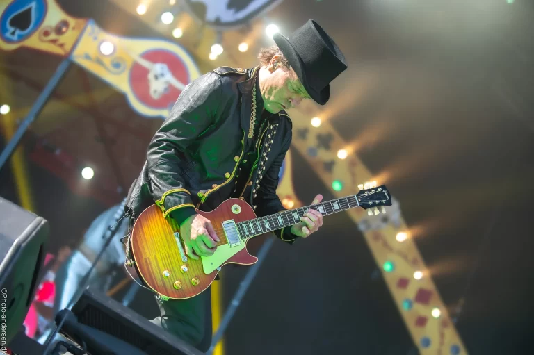 Jacob Binzer er guitarist ved bandet D.A.D, hvor han var med til at starte gruppen sammen med Jesper Binzer og Stig Pedersen. og har spillet utallige gange til Grøn koncert