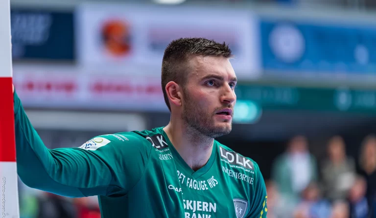 Ágúst Elí Bjørgvinsson står fokuseret inde på mål for Ribe-Esbjerg HH,