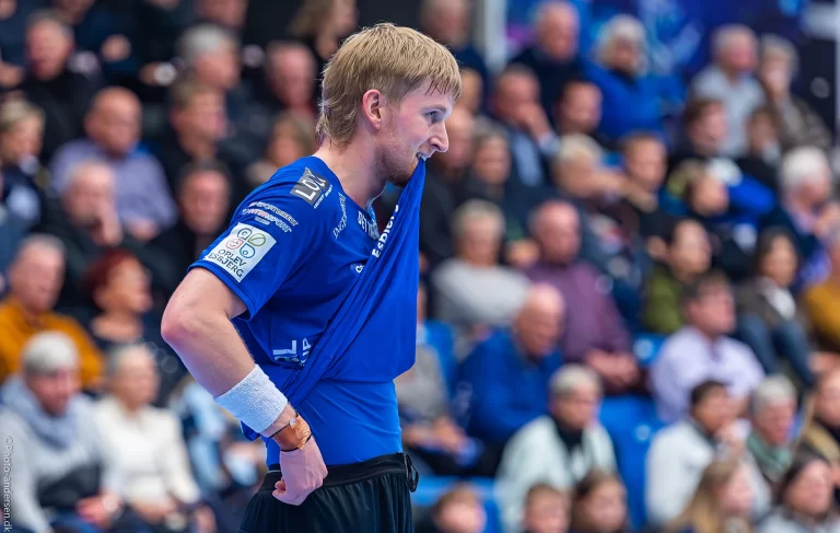 Elvar Asgeirsson ærgrer sig efter en aktion for Ribe-Esbjerg HH, hvor de brændte på Niklas Landin fra Aalborg Håndbold