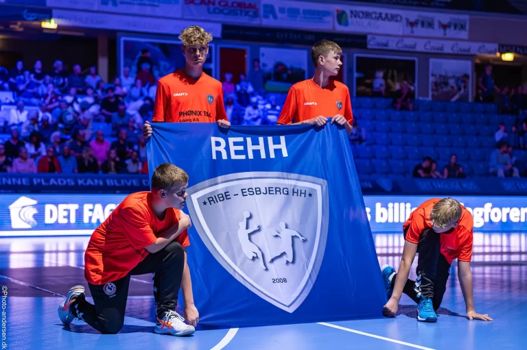 Unge spillere viser Ribe-Esbjerg fanen frem