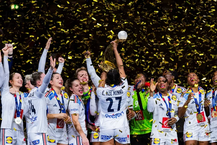 De franske spillere løfter pokalen efter sejren i finalen ved VM 2023 i en fuld Jyske Bank Boxen hvor de vandt over Norge 31 - 28