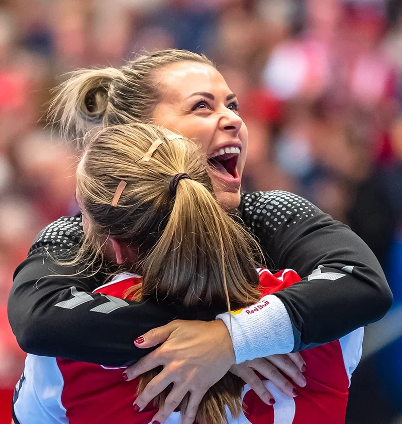 Mette Tranborg og Nora Mørk jubler efter Champions League-sejr over Brest