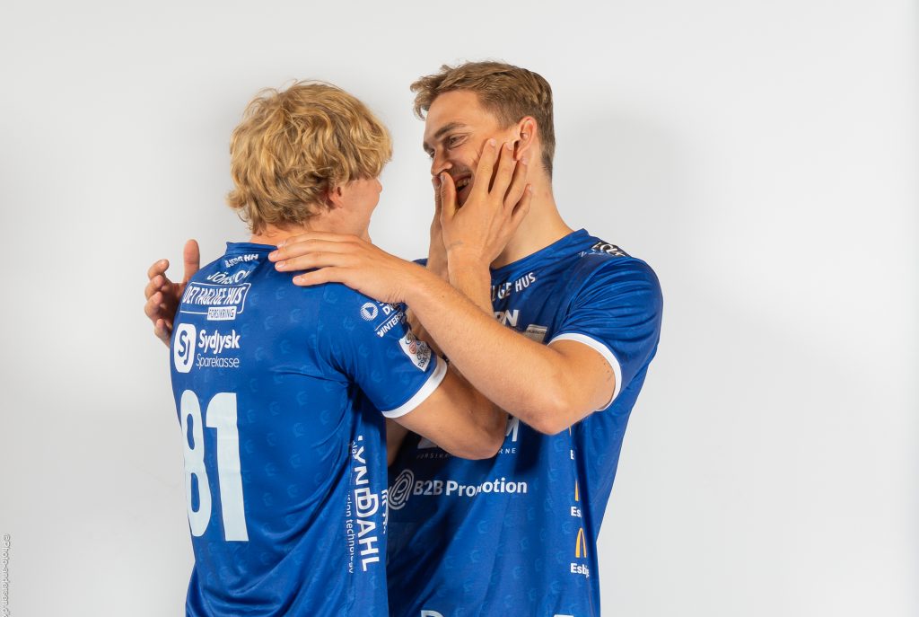 Alfred Jönsson sammen med hans bedste kammerat Karl Wallinius hvor de laver sjov og ballade