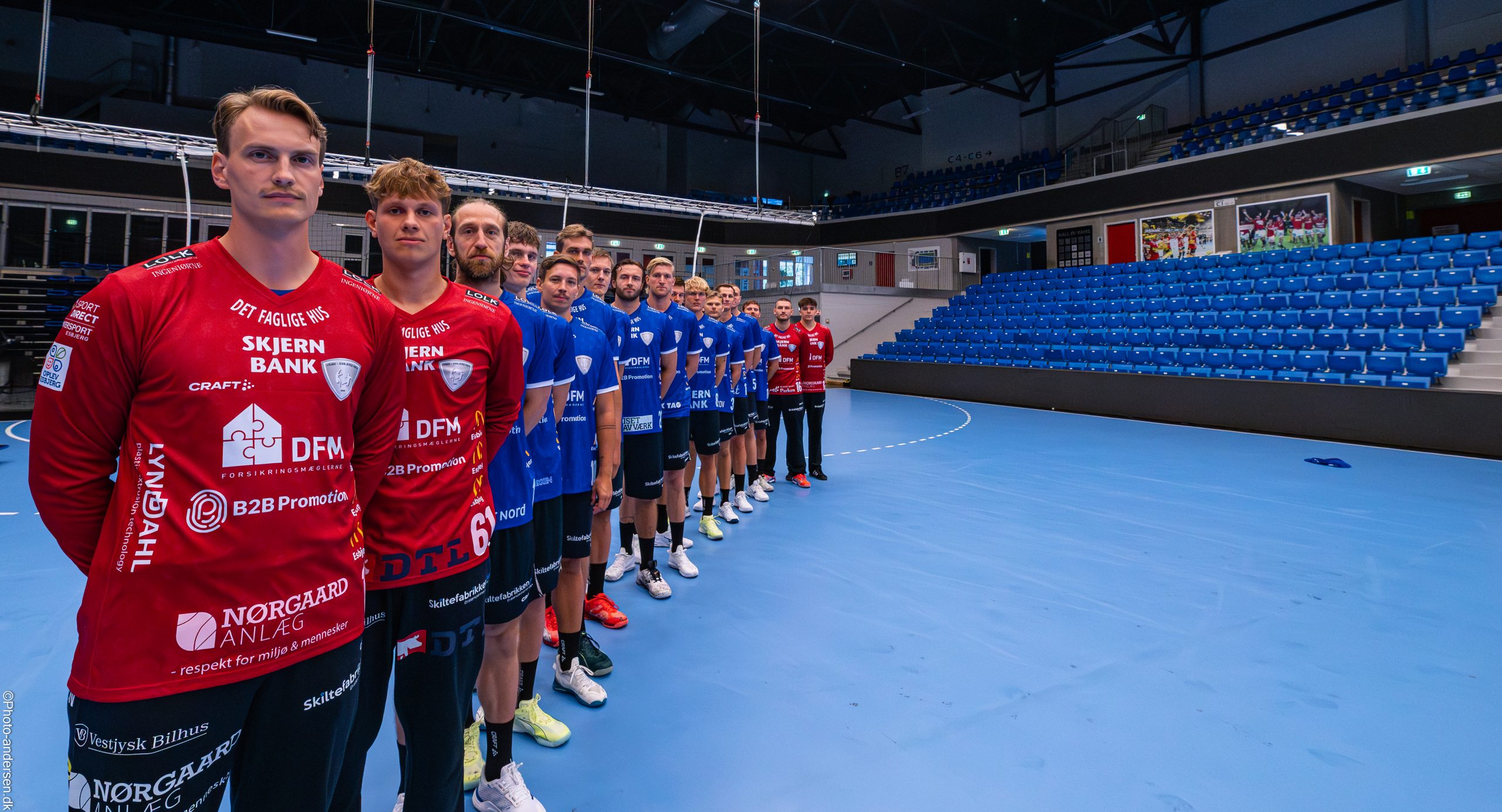 et sjovt gruppe billede af drengene fra REH efter en endt fotosession og mange timer i hallen