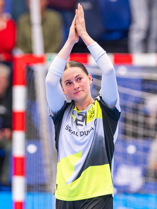 Kaja Kamp fra Team Esbjerg klapper til fansene i Blue Water Dokken efter Champions League-kampen mod BV Borussia Dortmund – foto af Photo Andersen