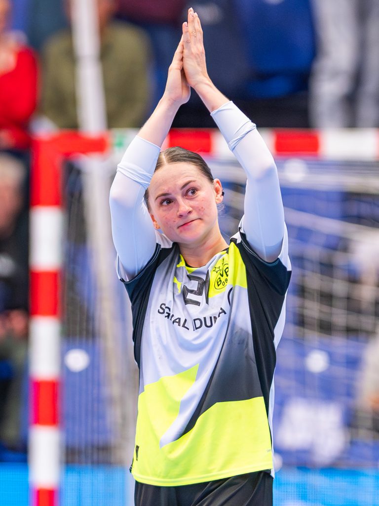 Kaja Kamp fra Team Esbjerg klapper til fansene i Blue Water Dokken efter Champions League-kampen mod BV Borussia Dortmund – foto af Photo Andersen