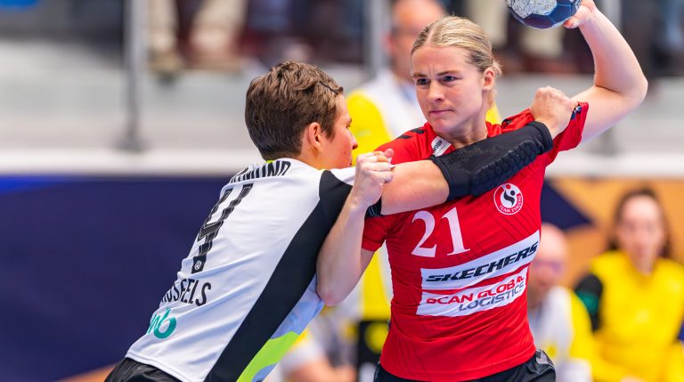 Helene Kindberg fra Team Esbjerg fører bolden frem, mens Alina Grijseels dækker hende under Champions League-kampen mod BV Borussia Dortmund – foto af Photo Andersen