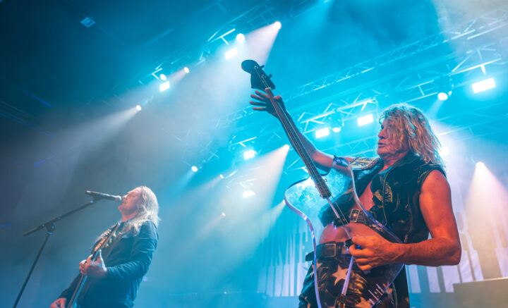 D-A-D spiller live på Tobakken i Esbjerg med farverigt scenelys.