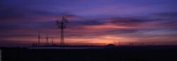 Den gamle vandpumpe mølle i solnedgangen ved Esbjerg, Danmark.