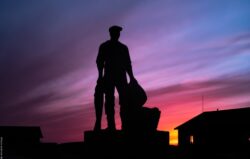 Hjerting fiskeren, ved Hjerting, Esbjerg, Danmark, i solnedgang, hvor solsorten sang solen i seng