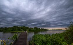 Skyer ved Karlsgårde sø, Varde, Danmark.