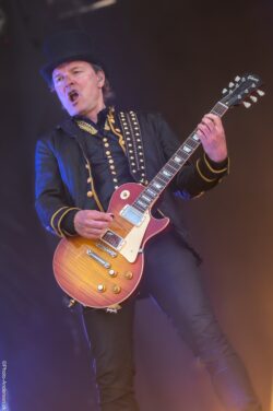 Jacob Binzer er guitarist ved bandet D.A.D, hvor han var med til at starte gruppen sammen med Jesper Binzer og Stig Pedersen.