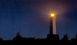 Blåvand fyr i mørke i en kold december aften