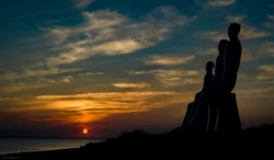 Mennesket ved havet i solnedgang, ved Esbjerg, Danmark
