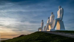 I folkemunde ofte kaldet De 4 hvide mænd, er en 9 meter høj skulptur i hvid beton, udført af billedhuggeren, maleren og grafikeren Svend Wiig Hansen. Den er placeret nord for Esbjerg ved Sædding Strand. Placeringen lige overfor Fiskeri- og Søfartsmuseet, en af områdets store turistattraktioner, gør at den får stor eksponering, og er blevet et kendt vartegn for Esbjerg