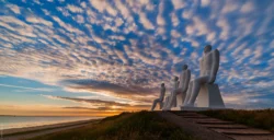 I folkemunde ofte kaldet De 4 hvide mænd, er en 9 meter høj skulptur i hvid beton, udført af billedhuggeren, maleren og grafikeren Svend Wiig Hansen. Den er placeret nord for Esbjerg ved Sædding Strand. Placeringen lige overfor Fiskeri- og Søfartsmuseet, en af områdets store turistattraktioner, gør at den får stor eksponering, og er blevet et kendt vartegn for Esbjerg