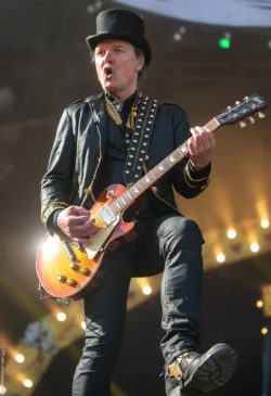Jacob Binzer er guitarist ved bandet D.A.D, hvor han var med til at starte gruppen sammen med Jesper Binzer og Stig Pedersen. og har spillet utallige gange til Grøn koncert