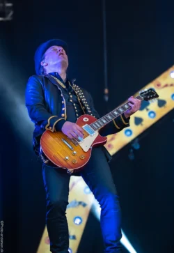 Jacob Binzer er guitarist ved bandet D.A.D, hvor han var med til at starte gruppen sammen med Jesper Binzer og Stig Pedersen. og har spillet utallige gange til Grøn koncert