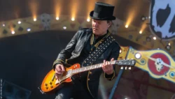 Jacob Binzer er guitarist ved bandet D.A.D, hvor han var med til at starte gruppen sammen med Jesper Binzer og Stig Pedersen. og har spillet utallige gange til Grøn koncert