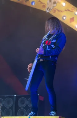 Jesper Binzer er guitarist ved bandet D.A.D, hvor han var med til at starte gruppen sammen med Jacob Binzer og Stig Pedersen. og har spillet utallige gange til Grøn koncert