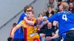 Emil Madsen bliver taklet af Ribe-Esbjergs forsvar Emil Madsen bliver taklet af Ribe-Esbjergs forsvar