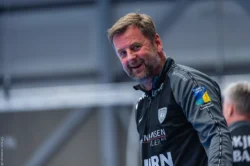 Ribe-Esbjergs assistenttræner Jesper Holm i et smilende øjeblik Ribe-Esbjergs assistenttræner Jesper Holm i et smilende øjeblik