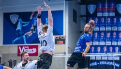 Marcus Mørck i et flyvende hopskud mod Vilhelm Poulsen fra Lemvig Thyborøn i en afgørende minutter i kampen mod Ribe Esbjerg og Lemvig Thyborøn. Marcus Mørck i et flyvende hopskud mod Vilhelm Poulsen fra Lemvig Thyborøn i en afgørende minutter i kampen mod Ribe Esbjerg og Lemvig Thyborøn.