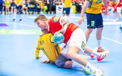 Emil Madsen med smil på læben efter karambolage med en svensk spiller i Jyske Bank Boxen, hvor De danske håndbold herre vandt Final4. Emil Madsen med smil på læben efter karambolage med en svensk spiller i Jyske Bank Boxen, hvor De danske håndbold herre vandt Final4.