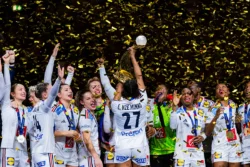 De franske spillere løfter pokalen efter sejren i finalen ved VM 2023 i en fuld Jyske Bank Boxen hvor de vandt over Norge 31 - 28