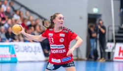 Julie Bøe Jacobsen i aktion for Team Esbjerg, hvor hun sætter spillet op til de andre norske spillere som husere i Team Esbjergs trup