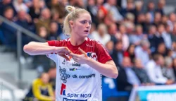 Sarah Iversen gør sig klar ved at putte harpiks på fingrene i Champions League kampen mod Team Esbjerg, hvor Team Esbjerg vandt de afgørende kampe hvor Team Esbjerg var ubesejret i deres gruppe
