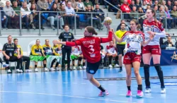 Kaja Kamp spiller sig fri på stregen overfor Ingvild Bakkerud og Emma Friis fra Ikast Håndbold i Champions League kampen.