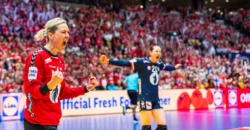 Katrine Lunde, Ingvild Bakkerud fra det Norske landshold jubler over redning fra Katrine Lunde i VM Finalen mod Frankrig