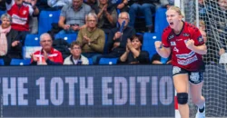 Michala Møller i et kæmpe brøl efter scoring på straffekast mod Ikast Håndbold i damernes Champions League