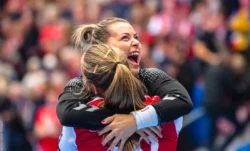 En glad omfavnende Nora Mørk krammer Mette Tranborg efter sejr til Team Esbjerg i forrige års Champions League