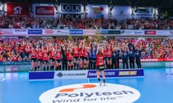 Team Esbjerg løfter pokalen og bryder ud i glædesbrøl efter sejren over Odense i Final4.