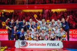 Team Esbjerg løfter pokalen og bryder ud i glædesbrøl efter sejren over Odense i Final4.