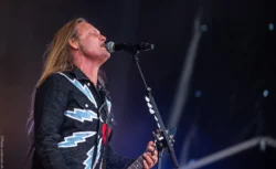 Jesper Binzer er guitarist ved bandet D.A.D, hvor han var med til at starte gruppen sammen med Jacob Binzer og Stig Pedersen. og har spillet utallige gange til Grøn koncert