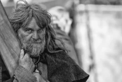 Sort hvid fotografering af en viking fra Ribe Vikinge center, hvor han stod Sort hvid fotografering af en viking fra Ribe Vikinge center, hvor han stod under teltet og solen lyste gennem teltet og skabte dette speciel lys over ham. under teltet og solen lyste gennem teltet og skabte dette speciel lys over ham.