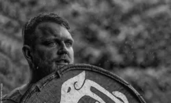 Vikingekriger som er på vej mod et angreb på Sletten i regnvejret